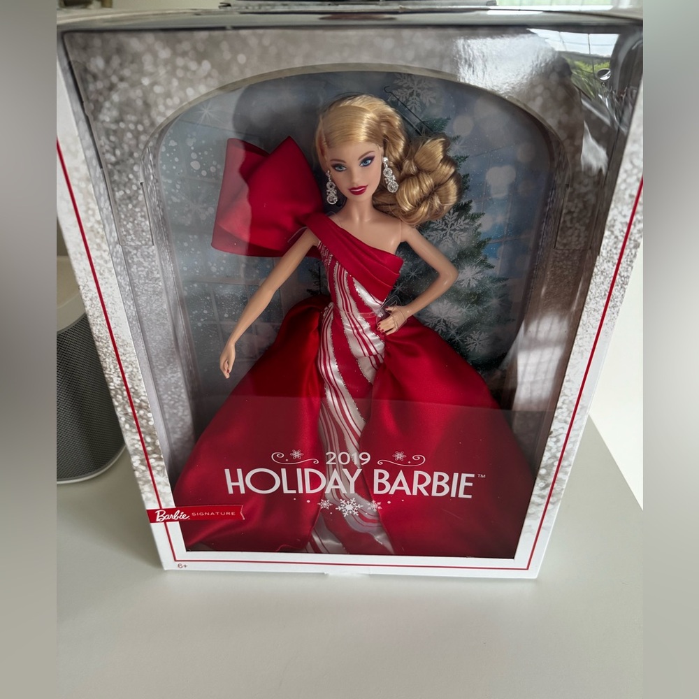 ✨Barbie✨ 2019 Holiday Barbie